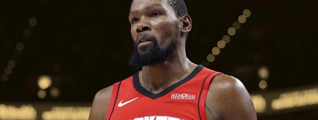 Kevin Durant réfléchit à un plan de jeu lors d'un match des Golden State Warriors Kevin Durant réfléchit à un plan de jeu lors d'un match des Golden State Warriors