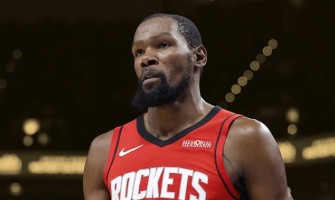 Kevin Durant réfléchit à un plan de jeu lors d'un match des Golden State Warriors