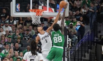 L'expulsion rapide d'un joueur par l'arbitre suscite la polémique