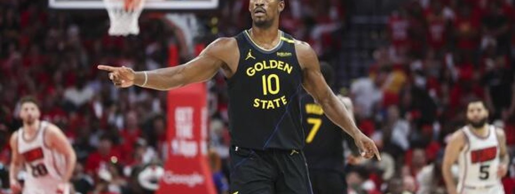 Stephen Curry a déclaré forfait pour la première fois de sa carrière en raison d'une blessure musculaire Stephen Curry a déclaré forfait pour la première fois de sa carrière en raison d'une blessure musculaire